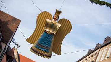 Der Rauschgoldengel "Bärbel" wird am Zugang zum Nürnberger Christkindlesmarkt aufgehängt. | Bild: picture-alliance/dpa | Daniel Karmann