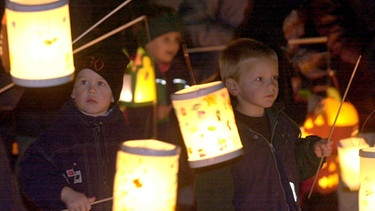 Kinder tragen Sankt-Martin-Laternen | Bild: picture-alliance/dpa