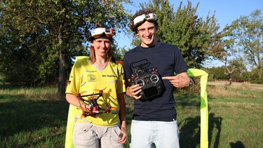 Der Drohnen-Check | Julian und Dani, die mit ihren Renndrohnen schon bei der Weltmeisterschaft war. | Bild: BR | megaherz gmbh