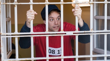 Der Gefängnis-Check / Tobi in einer Zelle der JVA Lingen. | Bild: BR/megaherz gmbh/Hans-Florian Hopfner