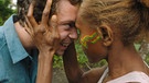 Checker Tobi und das Geheimnis unseres Planeten / Tobi wird in Vanuatu, auf der Insel Tanna, von einer Dorfbewohnerin begrüßt. | Bild: BR / megaherz GmbH