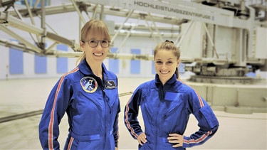 Der Astronautinnen- und Astronauten-Check | Checkerin Marina (rechts) mit Insa Thiele-Eich beim Astronautinnen-Training. | Bild: BR | megaherz gmbh | Miriam Bade