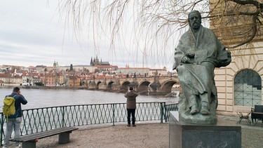 Eine Statue am Ufer der Moldau in Prag erinnert an den tschechischen Komponisten Bedrich (Friedrich) Smetana. Er lebte viele Jahre in Prag und verewigte seine Heimatliebe in dem Werk "Mein Vaterland". | Bild: dpa-Bildfunk/Michael Heitmann