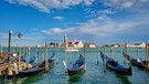 Italien: Gondeln schaukeln vor der Kulisse von Venedig im Meer. | Bild: colourbox.com