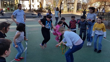 Heldinnen und Helden aus dem Ignaz-Günther-Gymnasium in Rosenheim spielen mit Kindern aus der Ukraine. | Bild: Ignaz-Günther-Gymnnasium Rosenheim