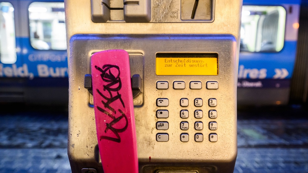 Auf einem öffentlichen Telefon der Deutschen Telekom steht im November 2023 auf einem Display "Entschuldigung, zur Zeit gestört". Seit 2023 hat die Telekom den Service der öffentlichen Telefonzellen eingestellt. | Bild: dpa-Bildfunk/Julian Stratenschulte