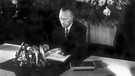 Am 23. Mai 1949 ist das Grundgesetz endlich fertig. Auf dem Bild unterschreibt Konrad Adenauer das Gesetz. Er war der erste Bundeskanzler in Deutschland. | Bild: dpa-Bildfunk/dpa