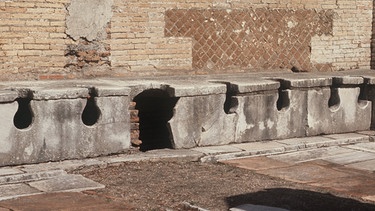 In Ostica Antica in der Nähe von Rom kann man diese "latrina publica" besichtigen, eine antike, öffentliche Bedürfnisanstalt. | Bild: picture-alliance/dpa