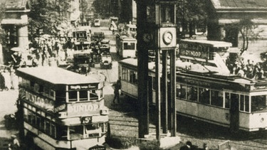 Foto vom Podsdamer Platz in Berlin in den spätern 1920er Jahren: Es herrscht reger Verkehr mit Trambahnen, Autos und Leuten.  | Bild: picture alliance/Mary Evans Picture Library