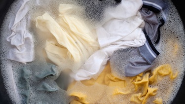  Wäschestücke in einer Waschmaschine | Bild: colourbox.com