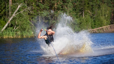 Ein Mädchen stürzt beim Wasserskifahren ins Wasser. | Bild: colourbox.com