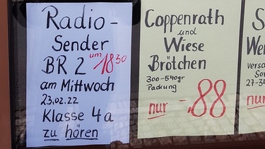 Plöberger Klasse auf Bayern 2! Handgeschriebenes Schild im Schaufenster eines Ladens. | Bild: BR 