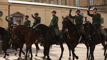 Reiterstaffel des Münchner Polizeipräsidiums beim Wiesn-Trachtenumzug 2013. | Bild: BR