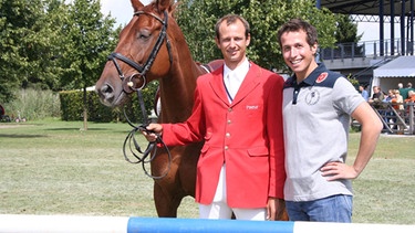 Wo zeigen Pferde, was sie können? | Willi (rechts) mit Marco Kutscher und seinem Pferd in Aachen beim größten Reitturnier der Welt. | Bild: BR | megaherz gmbh