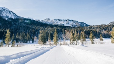 Eine verschneite Winterlandschaft in Sutten am Tegernsee. | Bild: BR/Johanna Schlüter