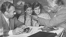 Der Schriftsteller Erich Kästner und die Zwillinge Isa und Jutta Günther mit dem Regisseur Josef von Bakyam bei der ersten Verfilmung des Buches "Das doppelte Lottchen" 1950 in München.  | Bild: picture-alliance/dpa