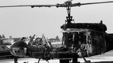 Der ausgebrannte Hubschrauber auf dem Fliegerhorst Fürstenfeldbruck nach der vollkommen missglückten Befreiungsversuch, bei dem alle 11 israelischen Geiseln getötet wurden | Bild: dpa/ picture alliance