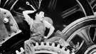 Charlie Chaplin in einer Szene aus dem Film "Moderne Zeiten" aus dem Jahr 1936 | Bild: picture-alliance/dpa