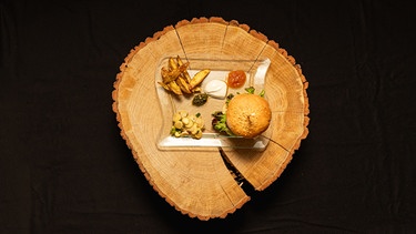 Burger vom Freiland-Duroc-Schwein mit Kartoffelspalten und Spargelsalat.
| Bild: BR/megaherz gmbh/Phillip Thurmaier