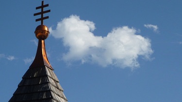 Kirchturm vor Wolken | Bild: BR