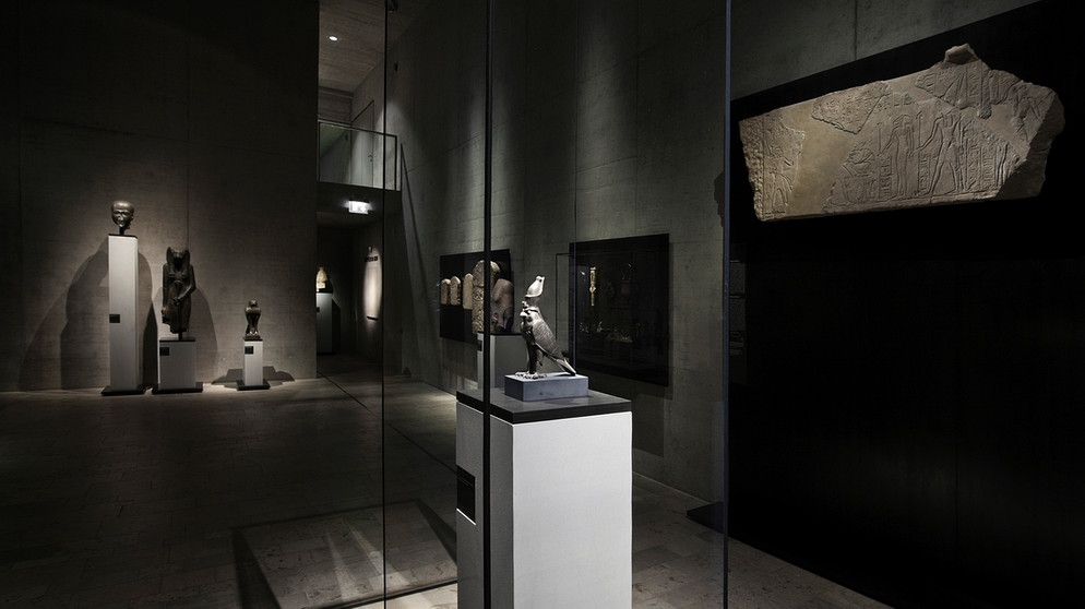 Blick in den Raum „Religion“ im Ägyptischen Museum | Bild: Staatliches Museum Ägyptischer Kunst