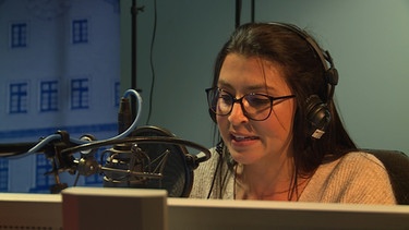 Sivani Rana, Teilnehmerin am Kurs der VHS Ehingen zu den ARD-Hörpfaden spricht ihren selbst erstellten Podcast im Studio des SWR Ulm selbst ein. | Bild: SWR/Frank Wieser