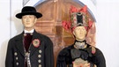 Dachauer Tracht: Braut mit "Potzenhafen" (Hochzeitskrone) und Bräutigam im Gehrock, um 1860 | Bild: Zweckverband Dachauer Galerien und Museen