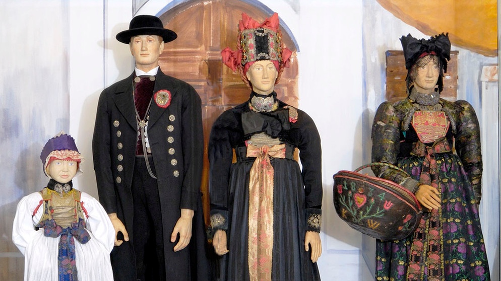 Dachauer Tracht: Braut mit "Potzenhafen" (Hochzeitskrone) und Bräutigam im Gehrock, um 1860 | Bild: Zweckverband Dachauer Galerien und Museen