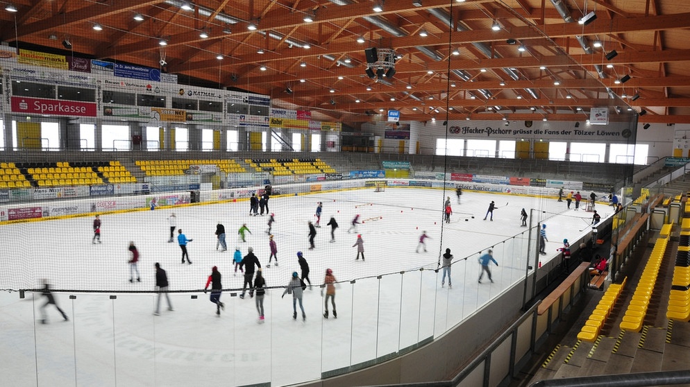 TurnOn - Schülerreporter auf der Besuchertribüne der Eissporthalle in Bad Tölz | Bild: BR / Bildungsprojekte
