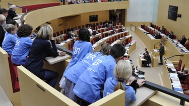 BR-Kinderreporter auf der Pressetribüne im Plenarsaal des Bayerischen Landtags | Bild: BR/Bildungsprojekte