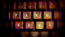 BR macht Schule - Schriftzug "Fake News" auf einer Computertastatur | Bild: picture alliance/Bildagentur-online