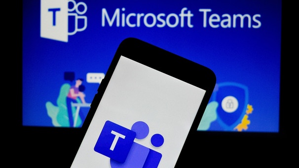 Das Logo der Kommunikationsplattform MS Teams von Microsoft ist auf einem Handy zu sehen.  | Bild: dpa-Bildfunk/Debarchan Chatterjee