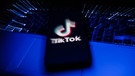 Das TikTok-Logo auf einem Smartphone. | Bild: picture-alliance/dpa