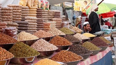 Marktsituation Afghanistan mit Schalen bunter Gewürze | Bild: picture-alliance/dpa