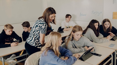 Jugendliche lernen bei einem Workshop in der Schule, Nachrichten einzuordnen und selbst eine Meldung zu verfassen. | Bild: BR | Dirk Bruniecki