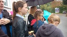 Schülergruppe mit Regenschirm | Bild: Gymnasium Buchloe