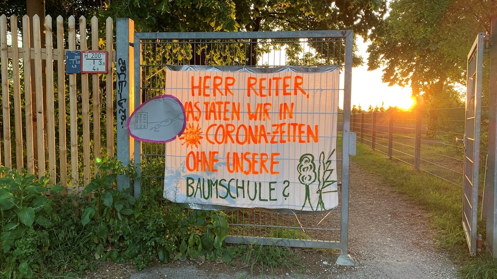 Wir retten unsere Baumschule - Plakat an der Baumschule. | Bild: BR | Simone Wichert