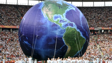 Fußball im Stadion als Weltkugel dargestellt | Bild: picture-alliance/dpa