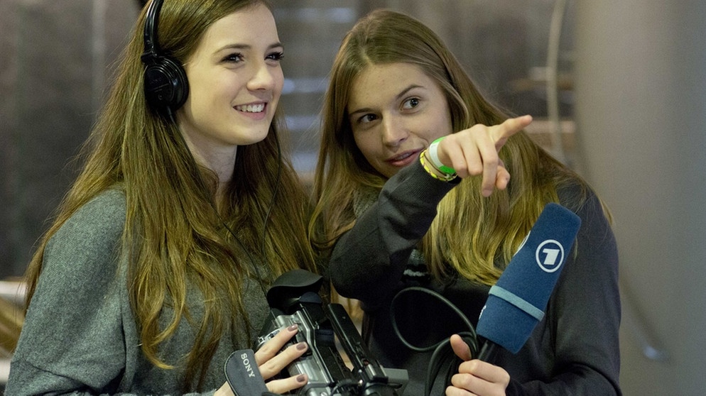 Zwei junge Mädchen mit Videoequipment | Bild: BR / Max Hofstetter