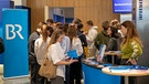 Ankommen im BR Funkhaus in München - Empfang der Schülerinnen und Schüler im Foyer | Bild: BR/ Raphael Kast