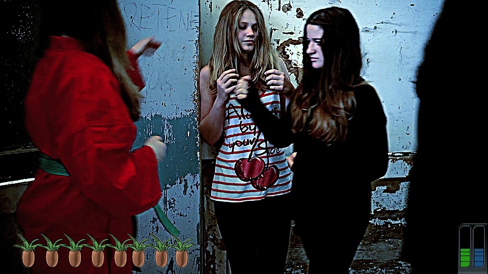 Zwei Mädchen stehen neben einer Mauer. Man sieht die Umrisse zweier weiteren Personen. | Bild: Elke Dillmann