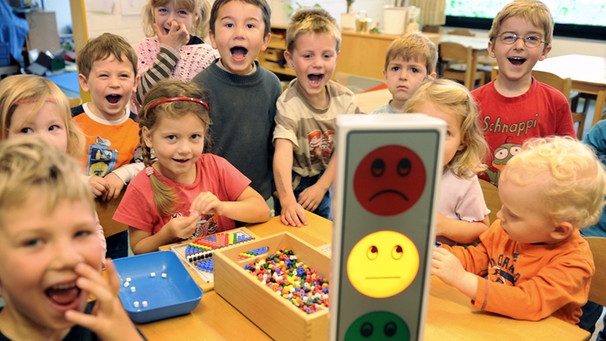Kinder probieren eine "Lärmampel" aus: Wenn die Kinder sehr laut schreien, zeigt die Ampel "Rot". Im Moment steht die Ampel auf "Gelb". | Bild: picture-alliance/dpa
