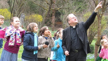Der Pfarrer mit den Kindern unterm Birnbaum | Bild: BR