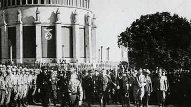 Schwarz-weiß Fotografie 1933: Hitler und uniformierte Hitler-Anhänger vor der Hakenkreuz-beflaggten Befreiungshalle 1933 | Bild: Stadtarchiv Kelheim