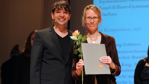 Projektleiterin Elisabeth Utz (r.) mit dem Moderator der Preisverleihung Juri Tetzlaff | Bild: Kinder zum Olymp