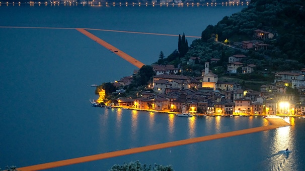 Oranger Stoff liegt über dem künstlichen Steg zwischen Sulzano und Pesciera am 16.06.2016 auf dem Lago d Iseo in Italien. Das Kunstprojekt von Christo auf dem Oberitalienischen See wird am 18.06. eröffnet und läuft bis zum 03.07.2016.  | Bild: picture-alliance/dpa
