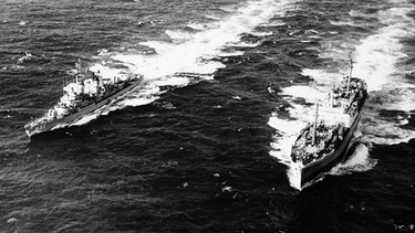 Der U.S. Destroyer, Barry, fährt am 10. November 1962 parallel zum russischen Frachter Anosov, um dessen Ladung zu inspizieren. | Bild: picture-alliance/dpa