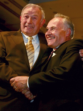 Erwin Huber (rechts) und Günther Beckstein am 29. September 2007 beim CSU-Parteitag in München | Bild: picture-alliance/dpa