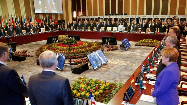 Schweigeminute zu Beginn des Gipfels | Bild: Reuters (RNSP)