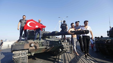 Zivilisten vor Panzer mit türkischer Flagge | Bild: Reuters (RNSP)